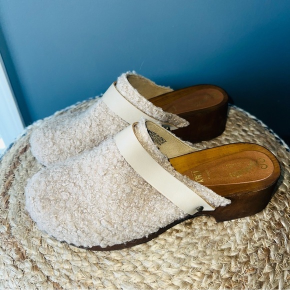 Seychelles Cream Fuzzy Clogs - Picture 1 of 7